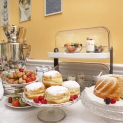 Mehlspeisen-Buffet im Hotel Kugel in Wien