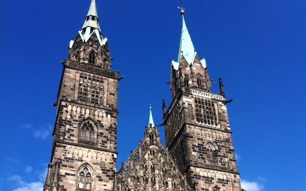 Die gotische Lorenzkirche im Zentrum von Nürnberg ist ein Wahrzeichen der Stadt und ein echter Besuchermagnet.