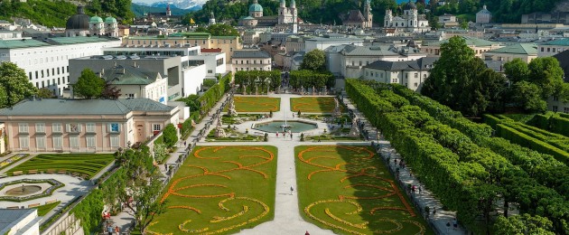 Im Vordergrund der Mirabellgarten beim gleichnamigen Schloss und dahinter die Hüser der Salzburger Altstadt