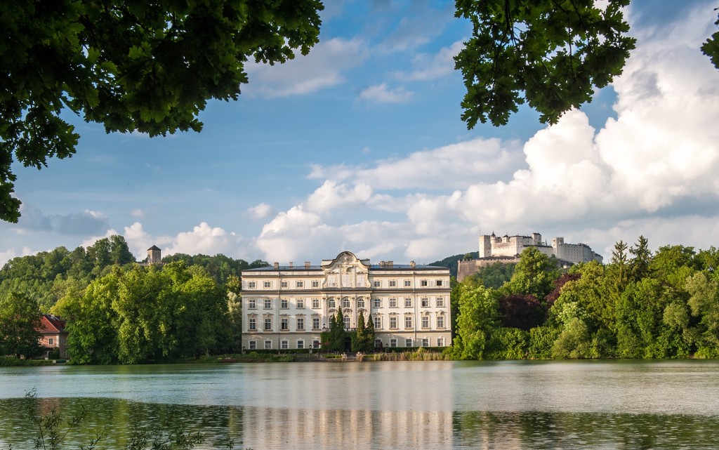 Idyllisch liegt Schloss Leopoldskron am gleichnamigen Weiher, im Hintergrund die Festung Hohen Salzburg.