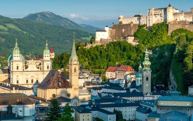 Die Salzburger Innenstadt mit Dom, Franziskanerkirche, Stift St. Peter, Festung Hohen Salzburg und dem berühmten Haus Mönchsberg 4