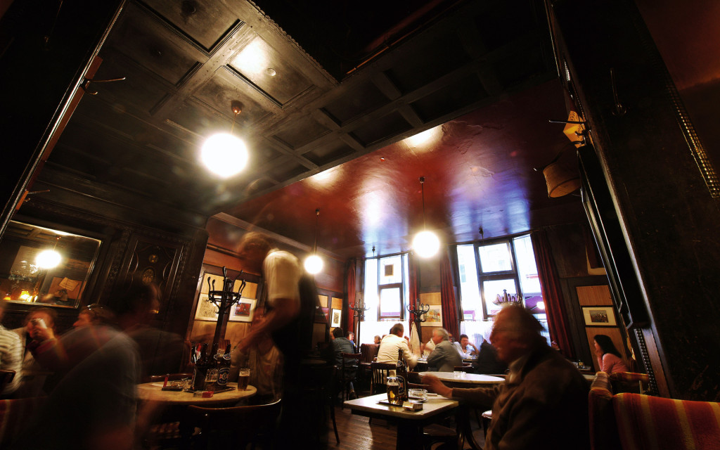 Unvergleichlich ist die Atmosphäre in einem typischen Wiener Kaffeehaus.