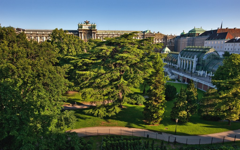 Der Burggarten liegt mitten in der Wiener Innenstadt zwischen Hofburg, Ringstraße, Palmenhaus und Albertina.