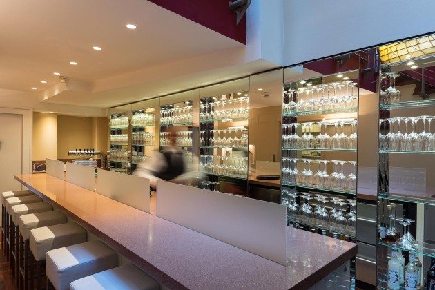 Die gut bestückte Bar im Hotel Baseler Hof in Hamburg