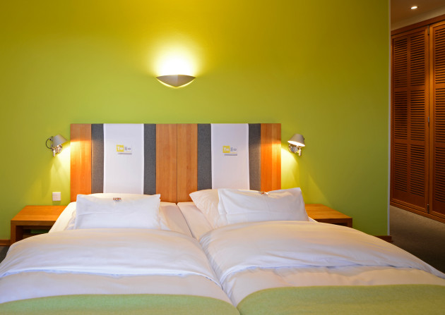 Modernes Doppelzimmer im Young Hotel in Hamburg