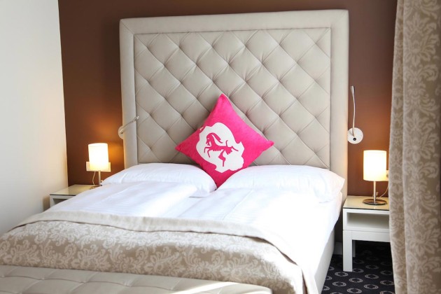 Gemütliches Doppelbett im Hotel Villa Carlton in Salzburg