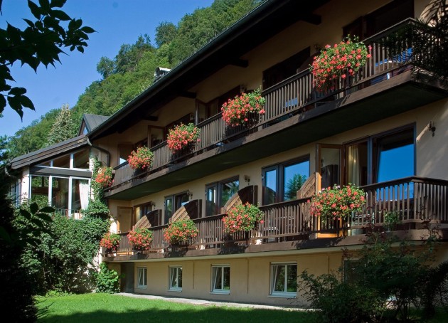 Die Balkonblumen blühen im Hotel Haus Arenberg in Salzburg