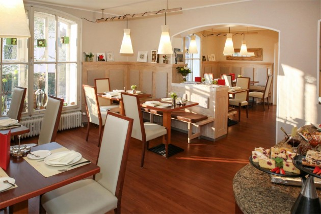 Der gemütliche Speisesaal im Hotel Rosenvilla in Salzburg
