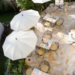 Wunderschöne Terrasse im Garten des Hotel Rosenvilla in Salzburg